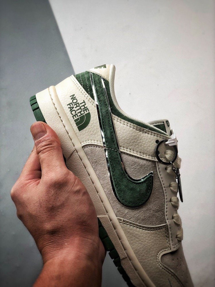 【AT3284】The North Face x Nikeのクラシックコラボレーションスポーツシューズ、Nike Dunk Low Retro North Face CDGミックスレザー アイボリー/グリーン ローカットカジュアルスポーツシューズ
