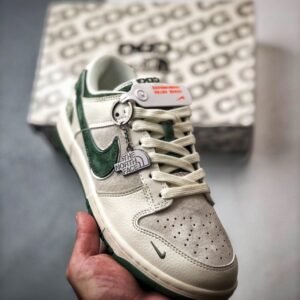 【AT3284】The North Face x Nikeのクラシックコラボレーションスポーツシューズ、Nike Dunk Low Retro North Face CDGミックスレザー アイボリー/グリーン ローカットカジュアルスポーツシューズ