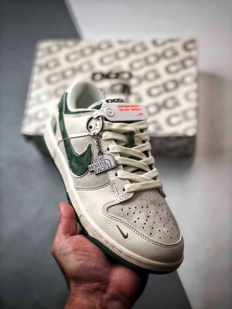 【AT3284】The North Face x Nikeのクラシックコラボレーションスポーツシューズ、Nike Dunk Low Retro North Face CDGミックスレザー アイボリー/グリーン ローカットカジュアルスポーツシューズ