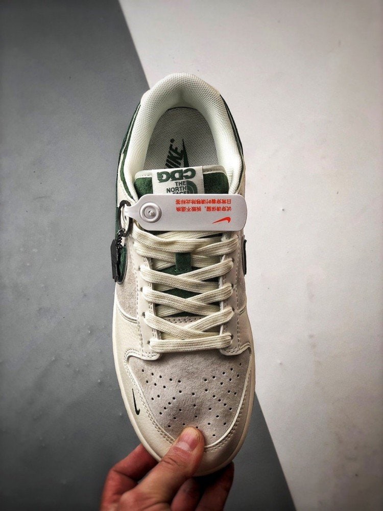 【AT3284】The North Face x Nikeのクラシックコラボレーションスポーツシューズ、Nike Dunk Low Retro North Face CDGミックスレザー アイボリー/グリーン ローカットカジュアルスポーツシューズ