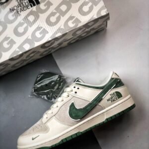 【AT3284】The North Face x Nikeのクラシックコラボレーションスポーツシューズ、Nike Dunk Low Retro North Face CDGミックスレザー アイボリー/グリーン ローカットカジュアルスポーツシューズ