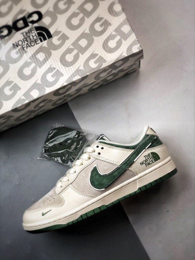 【AT3284】The North Face x Nikeのクラシックコラボレーションスポーツシューズ、Nike Dunk Low Retro North Face CDGミックスレザー アイボリー/グリーン ローカットカジュアルスポーツシューズ