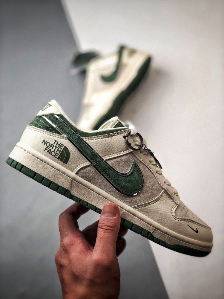 【AT3284】The North Face x Nikeのクラシックコラボレーションスポーツシューズ、Nike Dunk Low Retro North Face CDGミックスレザー アイボリー/グリーン ローカットカジュアルスポーツシューズ