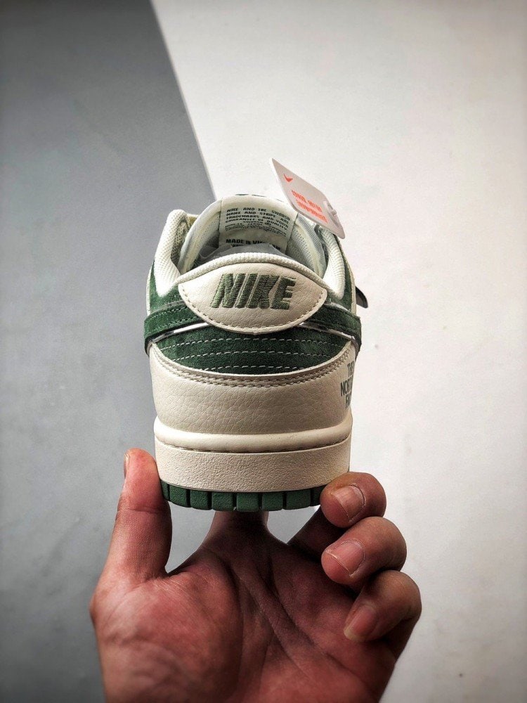 【AT3284】The North Face x Nikeのクラシックコラボレーションスポーツシューズ、Nike Dunk Low Retro North Face CDGミックスレザー アイボリー/グリーン ローカットカジュアルスポーツシューズ