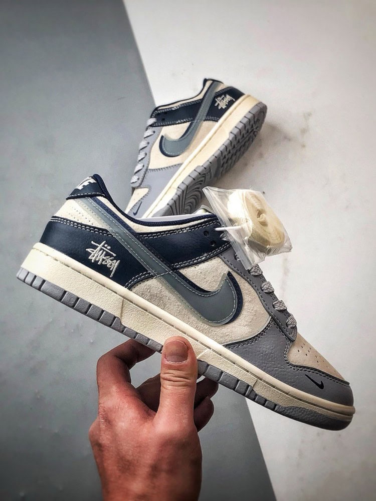 【AT3286】ファッションのレトロスタイル、Stüssy x Nike コラボレーションユニセックスシューズ Nike Dunk Low Retro Stüssy グレーとブルーのダブルフックローカットカジュアルスポーツシューズ
