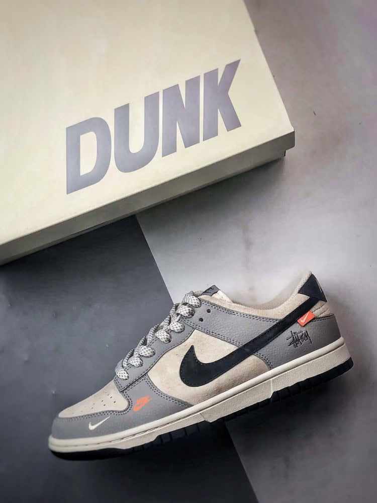 【AT3288】Nike x StussyのNike Dunk Low "Stussy"コラボスニーカーNike Dunk Low Retro ステューシー ミストグレー ブラック フック ローカット カジュアルスポーツシューズ