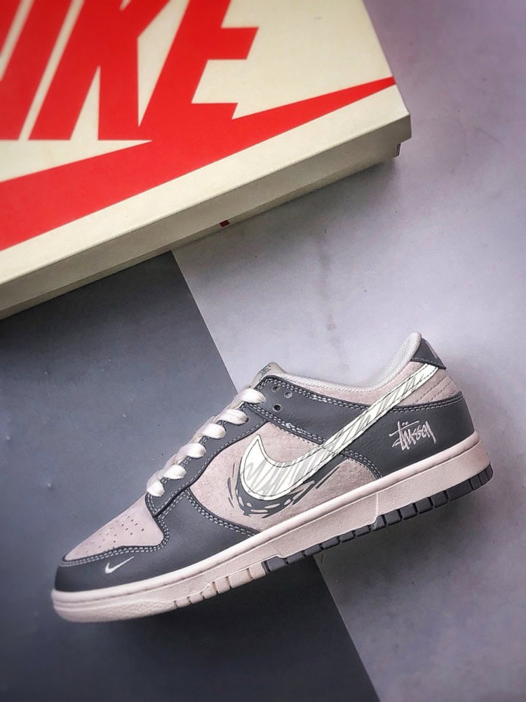 【AT3290】Nike x Stussy Nike Dunk Low “Stussy”コラボスニーカー Nike Dunk Low Retro ステューシー グレータウ ローヒール スニーカー