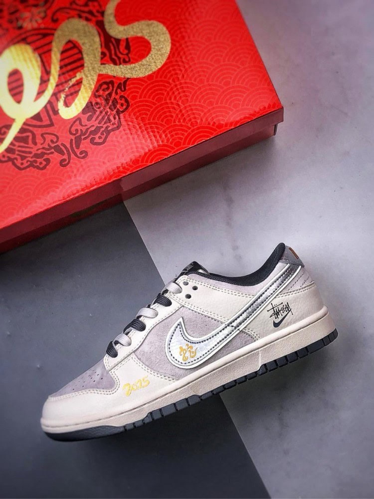 【AT3293】Nike Dunk x Stussyコラボレーションスニーカー Nike Dunk Low Retro ステューシー蛇年グレーシルバーフック ローカットカジュアルスポーツシューズ