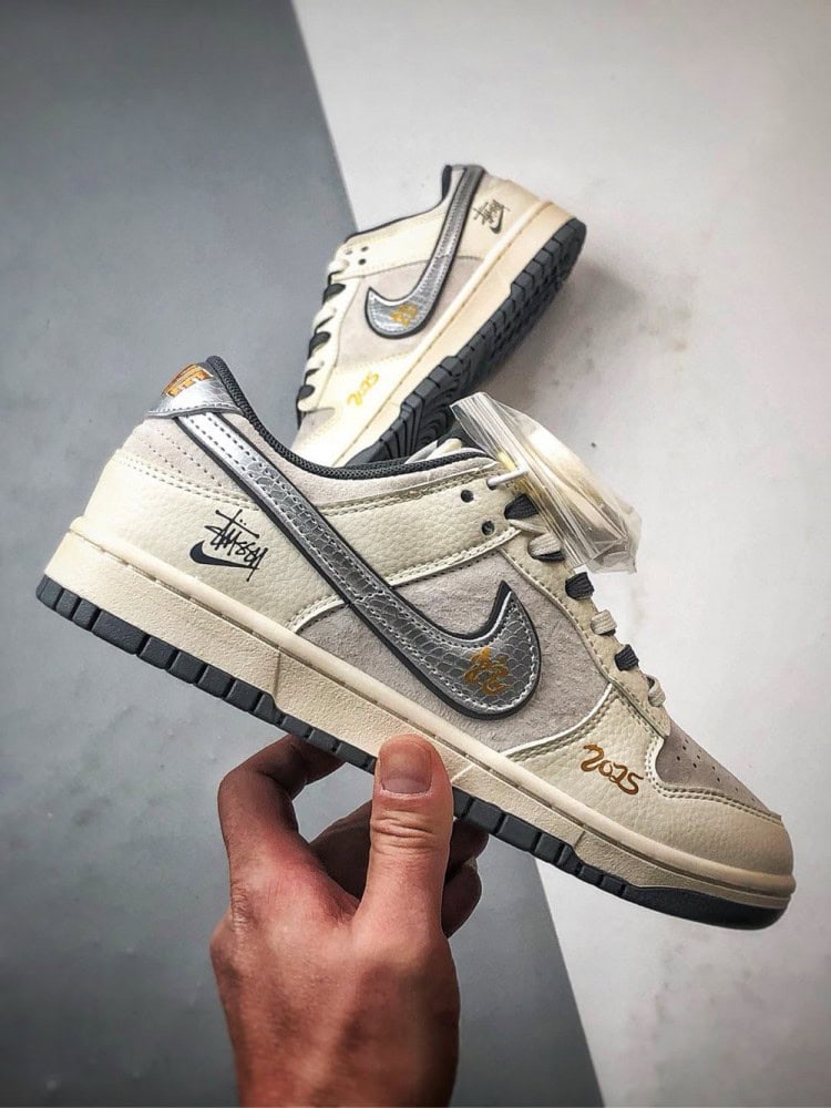【AT3293】Nike Dunk x Stussyコラボレーションスニーカー Nike Dunk Low Retro ステューシー蛇年グレーシルバーフック ローカットカジュアルスポーツシューズ