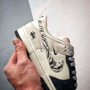 【AT3296】Nike x Stussy Nike Dunk ナイキ×ステューシーのNike Dunkコレクションのクラシックデザインスニーカー、Nike Dunk Low Retroは、斑馬柄のステューシー別注ローカットカジュアルスポーツシューズです。