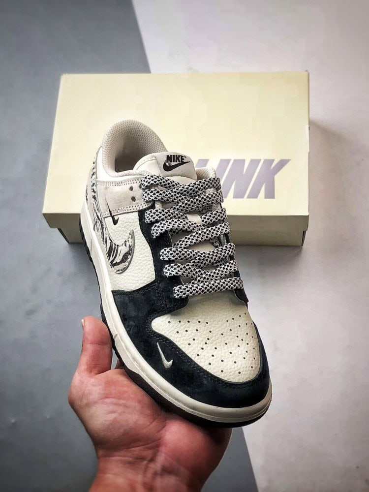 【AT3296】Nike x Stussy Nike Dunk ナイキ×ステューシーのNike Dunkコレクションのクラシックデザインスニーカー、Nike Dunk Low Retroは、斑馬柄のステューシー別注ローカットカジュアルスポーツシューズです。