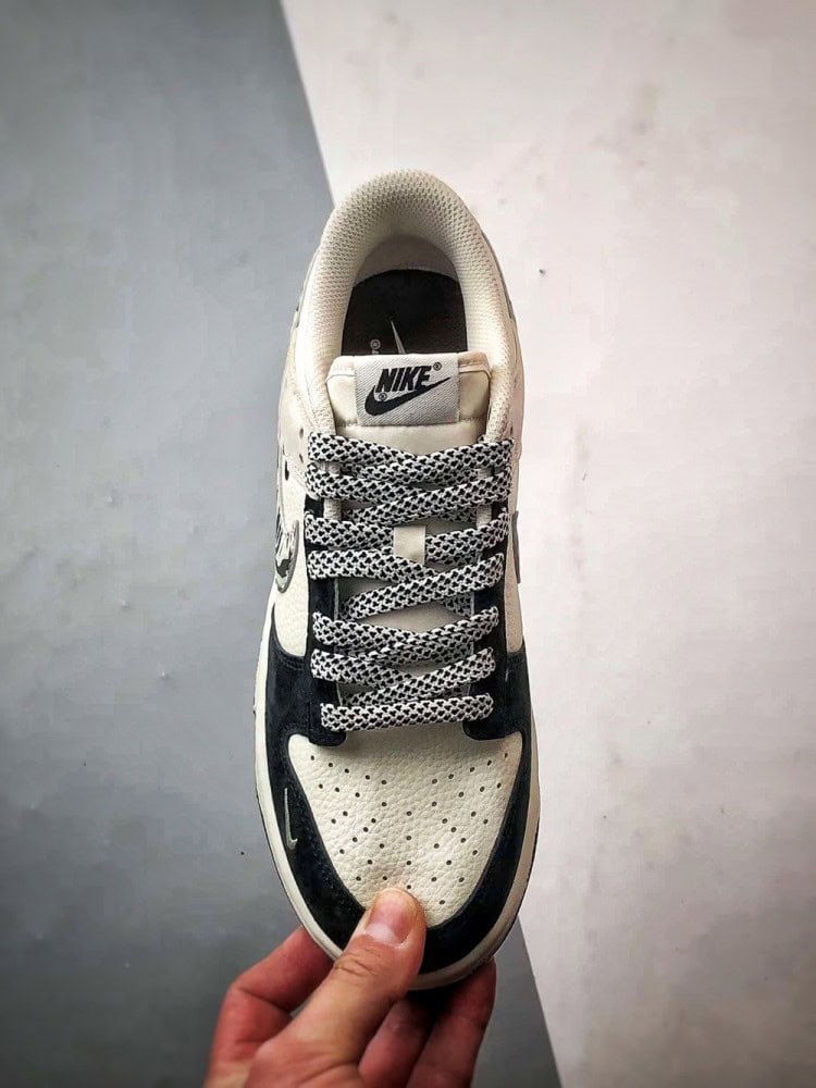 【AT3296】Nike x Stussy Nike Dunk ナイキ×ステューシーのNike Dunkコレクションのクラシックデザインスニーカー、Nike Dunk Low Retroは、斑馬柄のステューシー別注ローカットカジュアルスポーツシューズです。