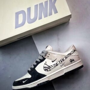【AT3296】Nike x Stussy Nike Dunk ナイキ×ステューシーのNike Dunkコレクションのクラシックデザインスニーカー、Nike Dunk Low Retroは、斑馬柄のステューシー別注ローカットカジュアルスポーツシューズです。