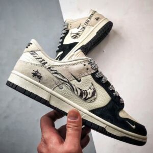 【AT3296】Nike x Stussy Nike Dunk ナイキ×ステューシーのNike Dunkコレクションのクラシックデザインスニーカー、Nike Dunk Low Retroは、斑馬柄のステューシー別注ローカットカジュアルスポーツシューズです。