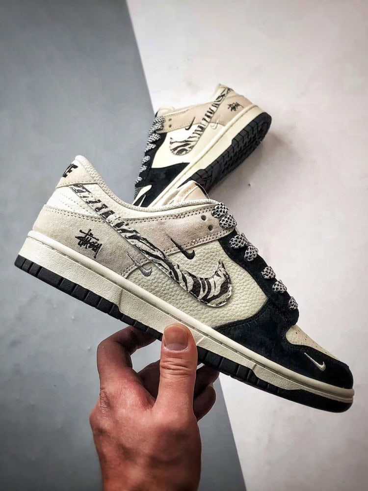 【AT3296】Nike x Stussy Nike Dunk ナイキ×ステューシーのNike Dunkコレクションのクラシックデザインスニーカー、Nike Dunk Low Retroは、斑馬柄のステューシー別注ローカットカジュアルスポーツシューズです。