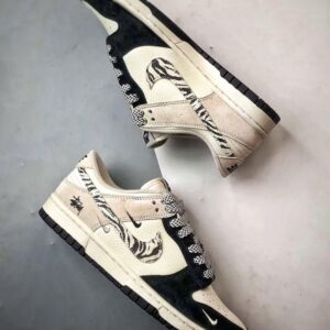 【AT3296】Nike x Stussy Nike Dunk ナイキ×ステューシーのNike Dunkコレクションのクラシックデザインスニーカー、Nike Dunk Low Retroは、斑馬柄のステューシー別注ローカットカジュアルスポーツシューズです。