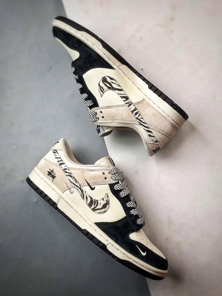 【AT3296】Nike x Stussy Nike Dunk ナイキ×ステューシーのNike Dunkコレクションのクラシックデザインスニーカー、Nike Dunk Low Retroは、斑馬柄のステューシー別注ローカットカジュアルスポーツシューズです。