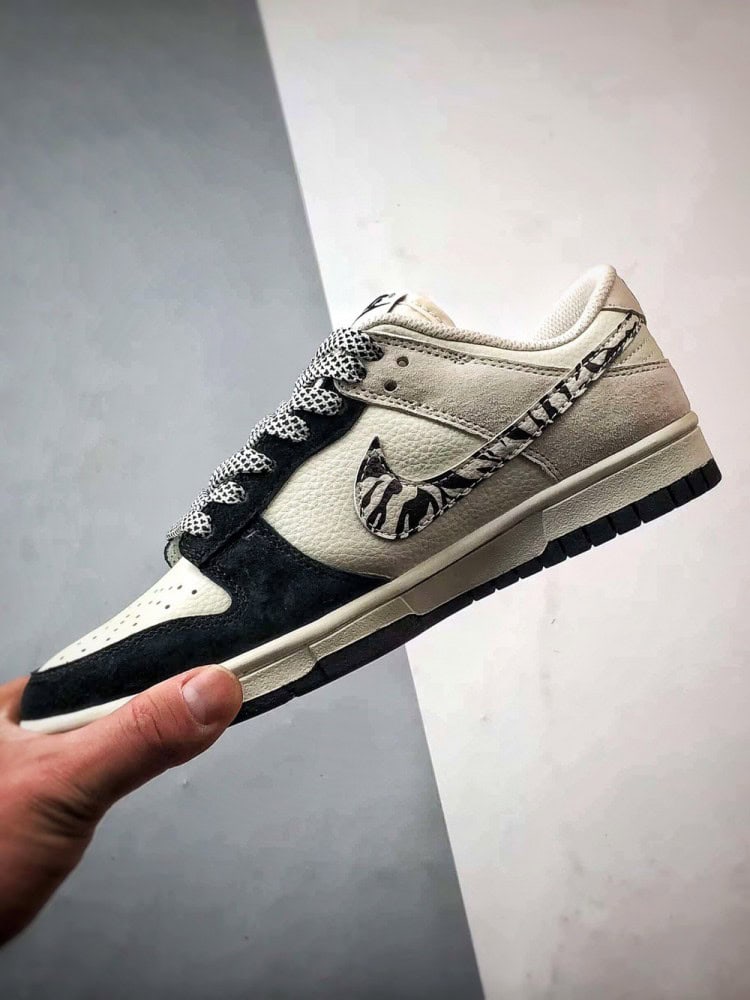 【AT3296】Nike x Stussy Nike Dunk ナイキ×ステューシーのNike Dunkコレクションのクラシックデザインスニーカー、Nike Dunk Low Retroは、斑馬柄のステューシー別注ローカットカジュアルスポーツシューズです。