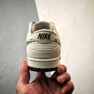 【AT3296】Nike x Stussy Nike Dunk ナイキ×ステューシーのNike Dunkコレクションのクラシックデザインスニーカー、Nike Dunk Low Retroは、斑馬柄のステューシー別注ローカットカジュアルスポーツシューズです。