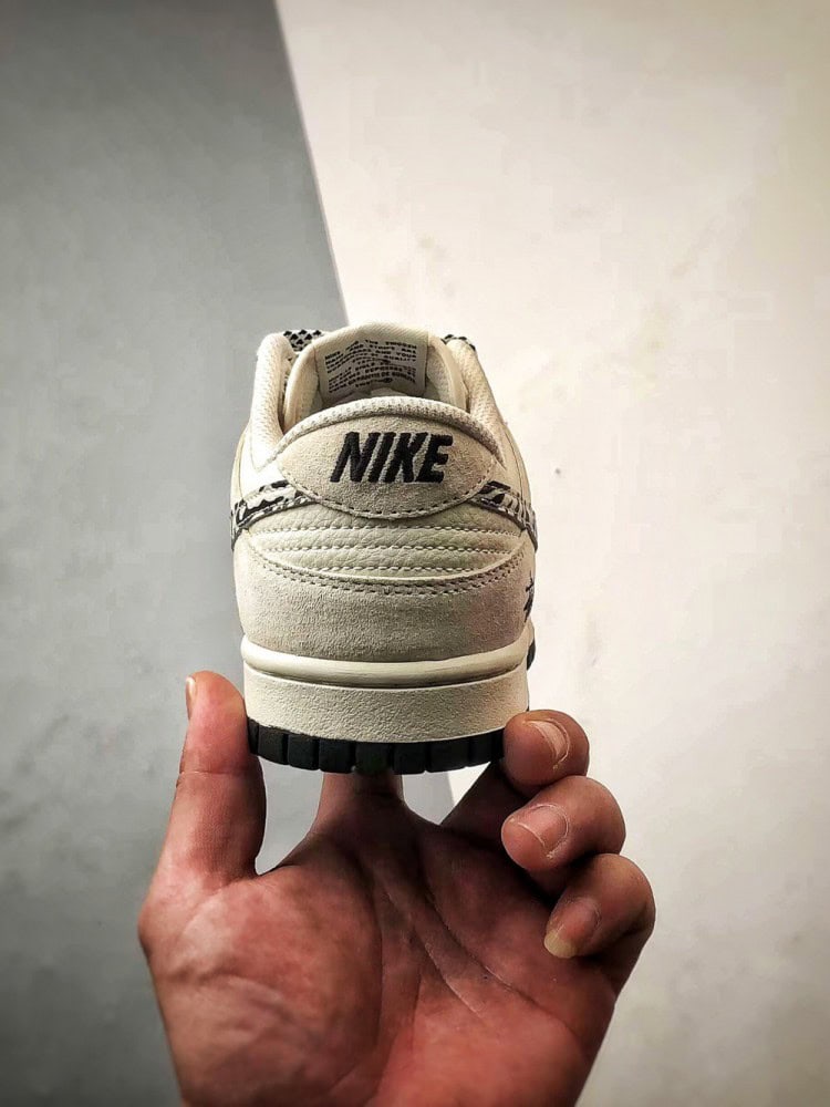 【AT3296】Nike x Stussy Nike Dunk ナイキ×ステューシーのNike Dunkコレクションのクラシックデザインスニーカー、Nike Dunk Low Retroは、斑馬柄のステューシー別注ローカットカジュアルスポーツシューズです。