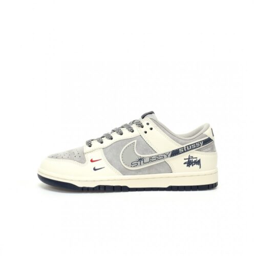 【AT3297】Nike Dunk x Stussyのコラボクラシックスニーカー、Nike Dunk Low Retro、ステューシー ホワイトプリントグレーSwoosh ロープロファイルなカジュアルスポーツシューズ