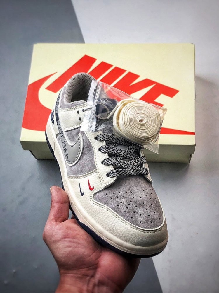 【AT3297】Nike Dunk x Stussyのコラボクラシックスニーカー、Nike Dunk Low Retro、ステューシー ホワイトプリントグレーSwoosh ロープロファイルなカジュアルスポーツシューズ