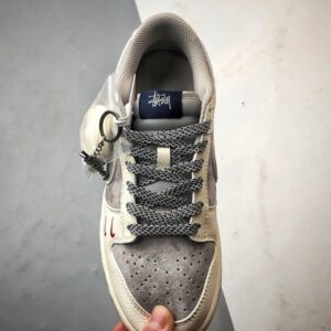 【AT3297】Nike Dunk x Stussyのコラボクラシックスニーカー、Nike Dunk Low Retro、ステューシー ホワイトプリントグレーSwoosh ロープロファイルなカジュアルスポーツシューズ