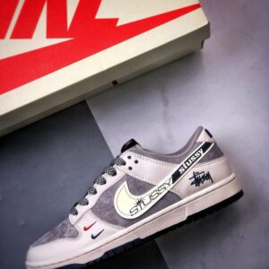 【AT3297】Nike Dunk x Stussyのコラボクラシックスニーカー、Nike Dunk Low Retro、ステューシー ホワイトプリントグレーSwoosh ロープロファイルなカジュアルスポーツシューズ