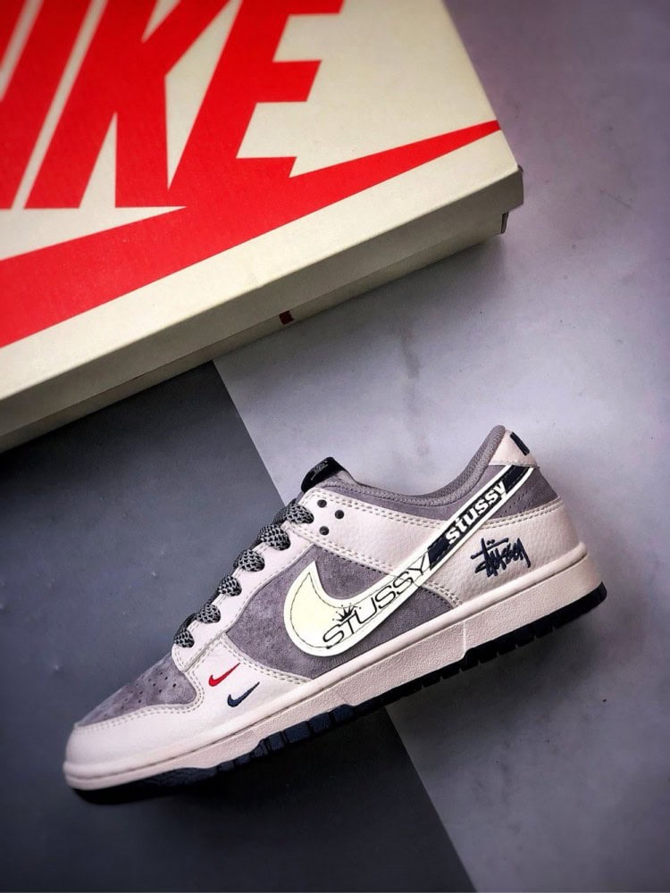 【AT3297】Nike Dunk x Stussyのコラボクラシックスニーカー、Nike Dunk Low Retro、ステューシー ホワイトプリントグレーSwoosh ロープロファイルなカジュアルスポーツシューズ