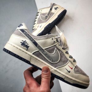 【AT3297】Nike Dunk x Stussyのコラボクラシックスニーカー、Nike Dunk Low Retro、ステューシー ホワイトプリントグレーSwoosh ロープロファイルなカジュアルスポーツシューズ