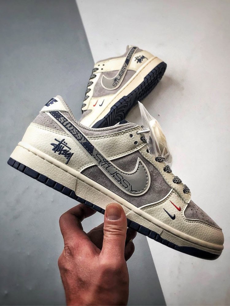 【AT3297】Nike Dunk x Stussyのコラボクラシックスニーカー、Nike Dunk Low Retro、ステューシー ホワイトプリントグレーSwoosh ロープロファイルなカジュアルスポーツシューズ