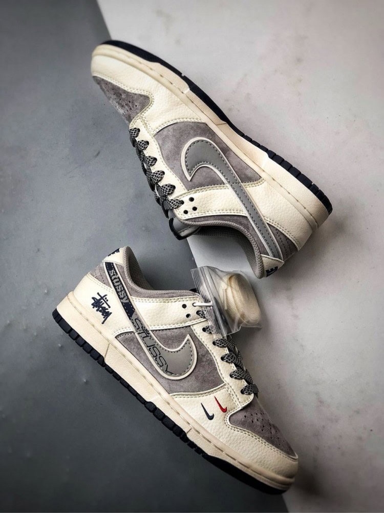 【AT3297】Nike Dunk x Stussyのコラボクラシックスニーカー、Nike Dunk Low Retro、ステューシー ホワイトプリントグレーSwoosh ロープロファイルなカジュアルスポーツシューズ