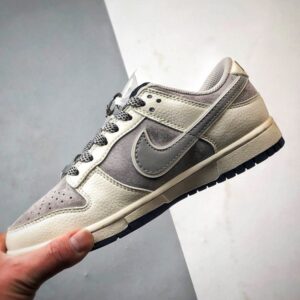 【AT3297】Nike Dunk x Stussyのコラボクラシックスニーカー、Nike Dunk Low Retro、ステューシー ホワイトプリントグレーSwoosh ロープロファイルなカジュアルスポーツシューズ