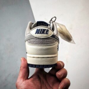 【AT3297】Nike Dunk x Stussyのコラボクラシックスニーカー、Nike Dunk Low Retro、ステューシー ホワイトプリントグレーSwoosh ロープロファイルなカジュアルスポーツシューズ