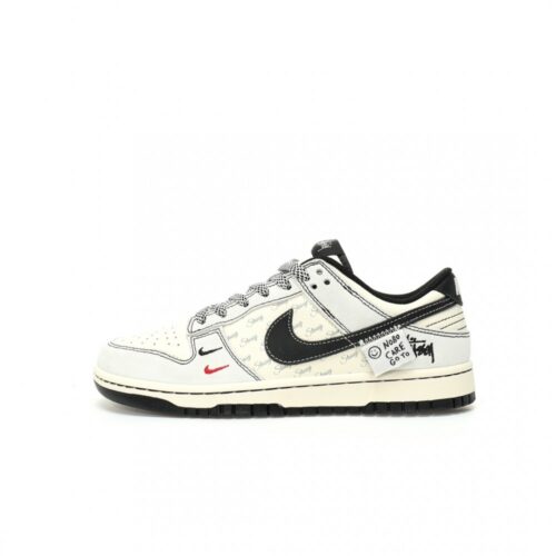 【AT3299】Nike Dunk x Stussyのコラボレーションクラシックスニーカー、Nike Dunk Low Retroが登場しました。Stussyの布製タグが付いたベージュと黒の低カットカジュアルスポーツシューズ。