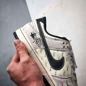 【AT3299】Nike Dunk x Stussyのコラボレーションクラシックスニーカー、Nike Dunk Low Retroが登場しました。Stussyの布製タグが付いたベージュと黒の低カットカジュアルスポーツシューズ。