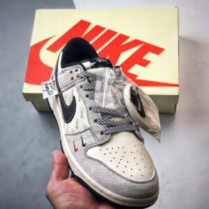 【AT3299】Nike Dunk x Stussyのコラボレーションクラシックスニーカー、Nike Dunk Low Retroが登場しました。Stussyの布製タグが付いたベージュと黒の低カットカジュアルスポーツシューズ。