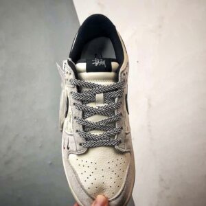 【AT3299】Nike Dunk x Stussyのコラボレーションクラシックスニーカー、Nike Dunk Low Retroが登場しました。Stussyの布製タグが付いたベージュと黒の低カットカジュアルスポーツシューズ。