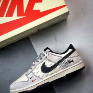 【AT3299】Nike Dunk x Stussyのコラボレーションクラシックスニーカー、Nike Dunk Low Retroが登場しました。Stussyの布製タグが付いたベージュと黒の低カットカジュアルスポーツシューズ。