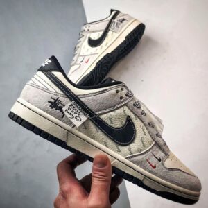 【AT3299】Nike Dunk x Stussyのコラボレーションクラシックスニーカー、Nike Dunk Low Retroが登場しました。Stussyの布製タグが付いたベージュと黒の低カットカジュアルスポーツシューズ。