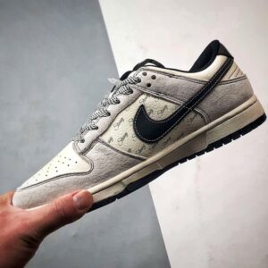 【AT3299】Nike Dunk x Stussyのコラボレーションクラシックスニーカー、Nike Dunk Low Retroが登場しました。Stussyの布製タグが付いたベージュと黒の低カットカジュアルスポーツシューズ。