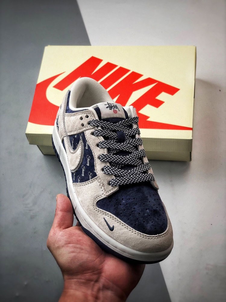 【AT3301】Nike Dunk x Stussyのコラボクラシックスニーカー、Nike Dunk Low Retroがステューシーミディアムグレーとディープブルーシーディ 形式のスエードオープンロープレジャーシューズ