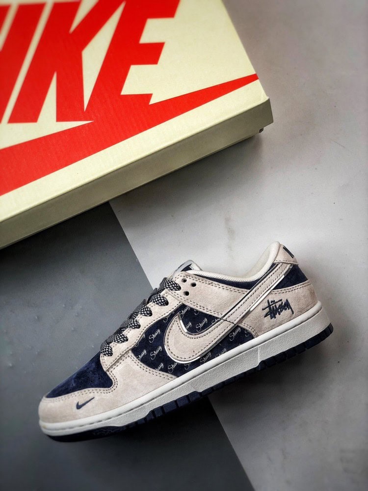 【AT3301】Nike Dunk x Stussyのコラボクラシックスニーカー、Nike Dunk Low Retroがステューシーミディアムグレーとディープブルーシーディ 形式のスエードオープンロープレジャーシューズ