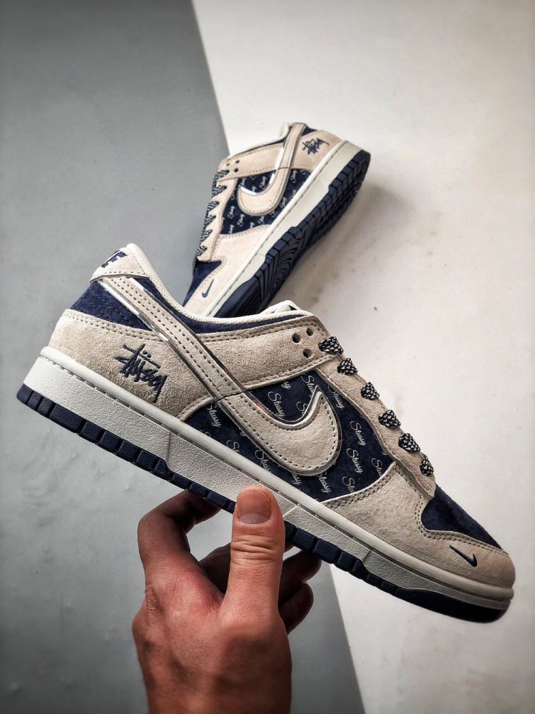 【AT3301】Nike Dunk x Stussyのコラボクラシックスニーカー、Nike Dunk Low Retroがステューシーミディアムグレーとディープブルーシーディ 形式のスエードオープンロープレジャーシューズ