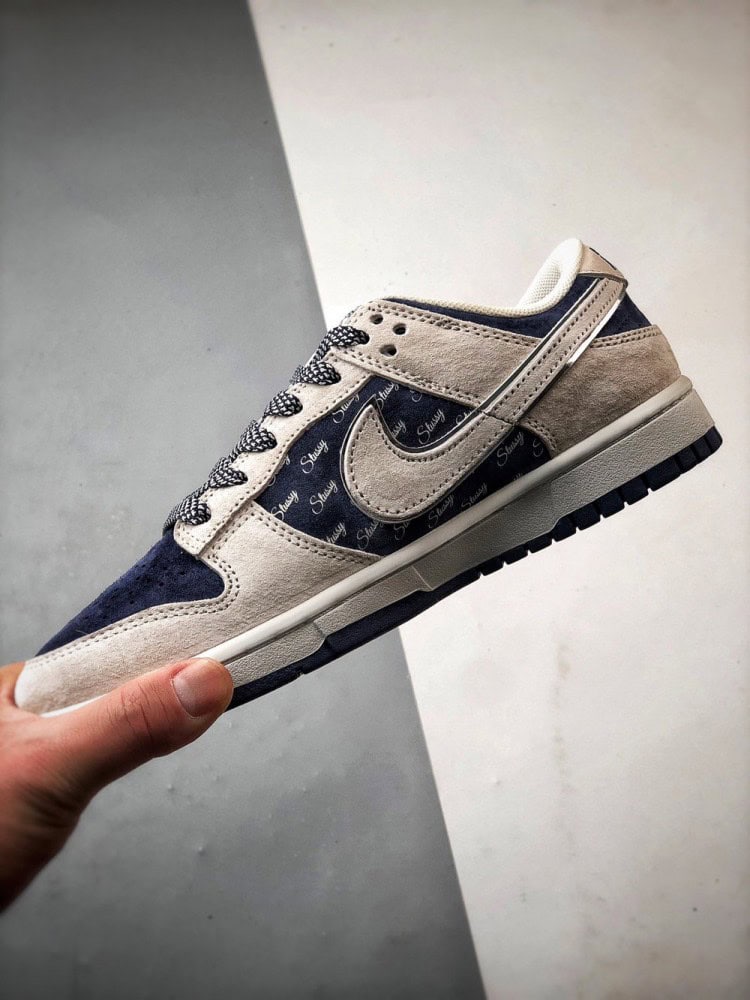 【AT3301】Nike Dunk x Stussyのコラボクラシックスニーカー、Nike Dunk Low Retroがステューシーミディアムグレーとディープブルーシーディ 形式のスエードオープンロープレジャーシューズ