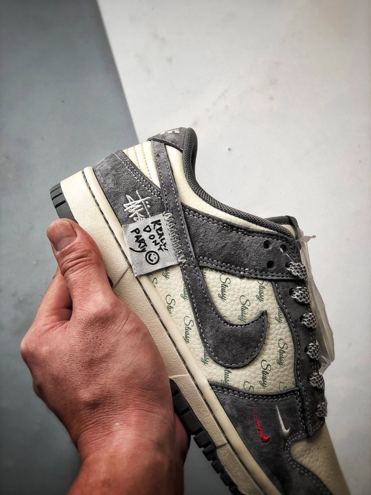 【AT3302】Nike Dunk x Stussy コラボレーションスニーカー Nike Dunk Low Retro ステューシーの布タグが付いたベージュの低カットレジャーシューズ