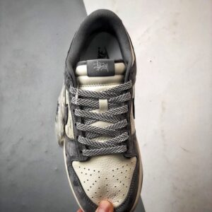 【AT3302】Nike Dunk x Stussy コラボレーションスニーカー Nike Dunk Low Retro ステューシーの布タグが付いたベージュの低カットレジャーシューズ