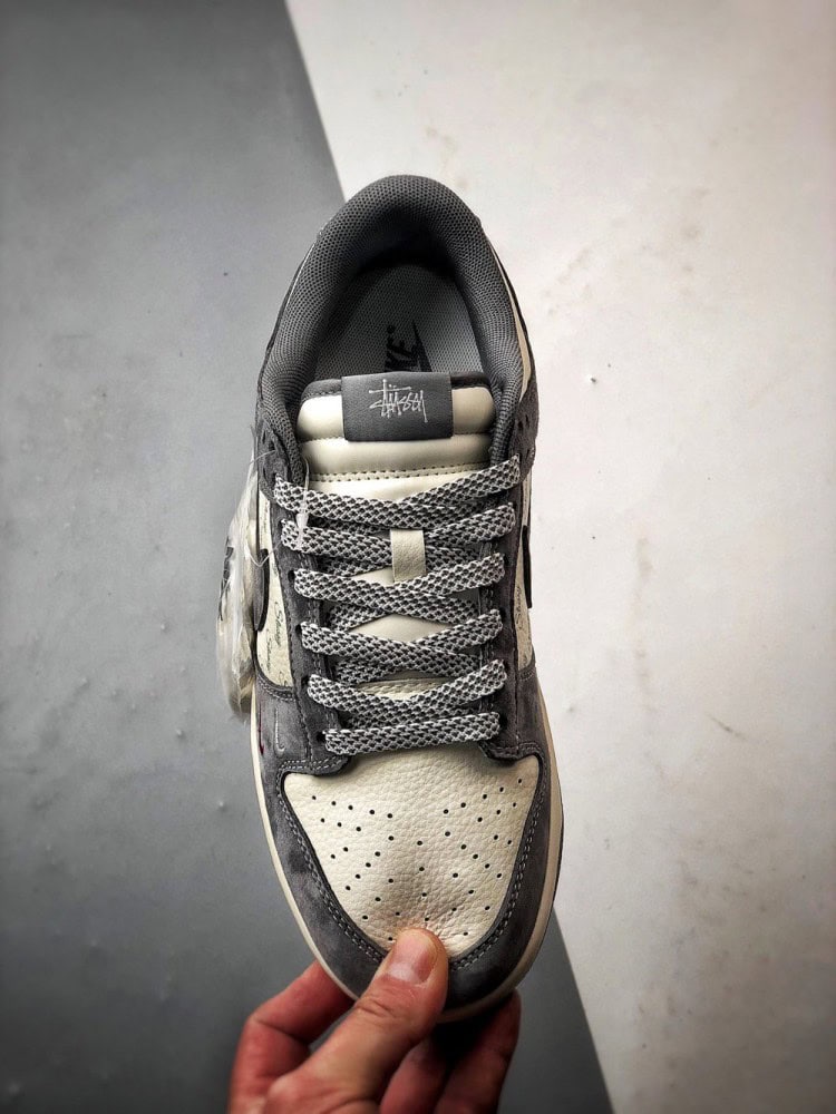 【AT3302】Nike Dunk x Stussy コラボレーションスニーカー Nike Dunk Low Retro ステューシーの布タグが付いたベージュの低カットレジャーシューズ