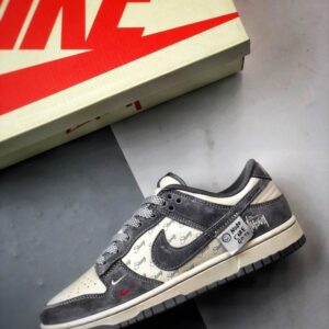 【AT3302】Nike Dunk x Stussy コラボレーションスニーカー Nike Dunk Low Retro ステューシーの布タグが付いたベージュの低カットレジャーシューズ