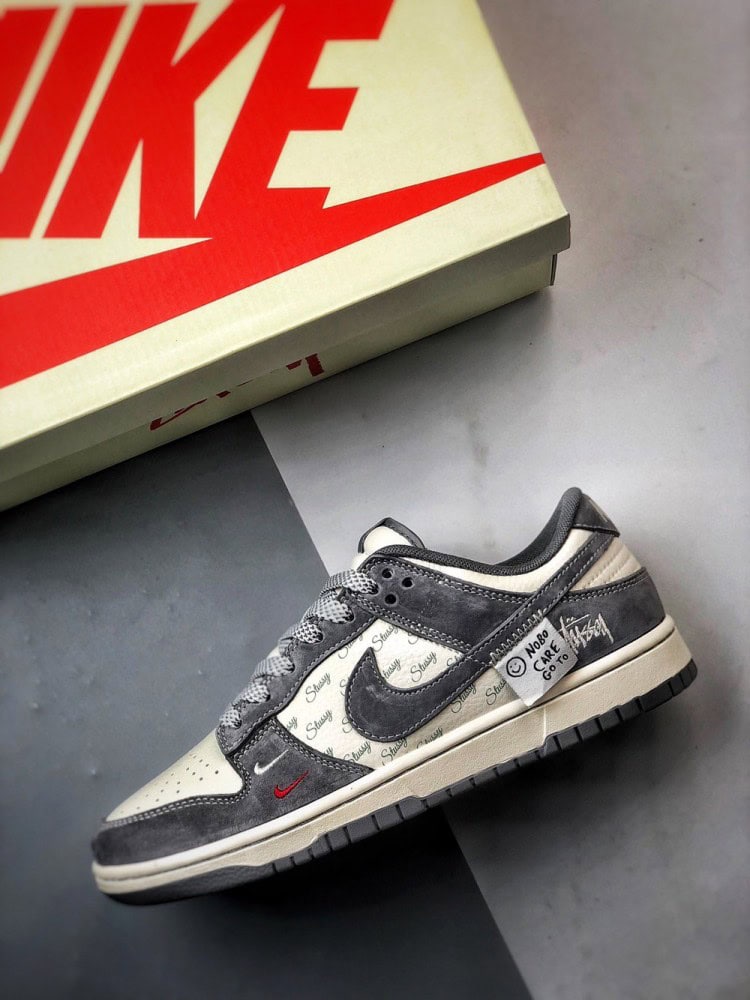 【AT3302】Nike Dunk x Stussy コラボレーションスニーカー Nike Dunk Low Retro ステューシーの布タグが付いたベージュの低カットレジャーシューズ